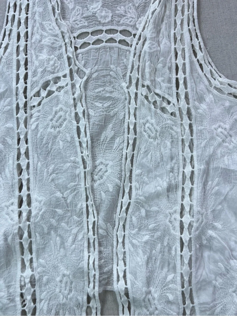 Women’s White Lace Delicate Feminine Whimsical Crochet Vest - M